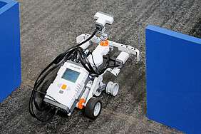 LEGO®-Mindstorms-Roboter findet den Weg  aus dem Labyrinth